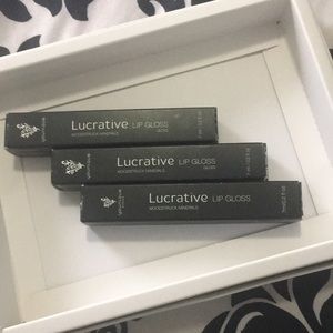 Younique lucrative lip gloss